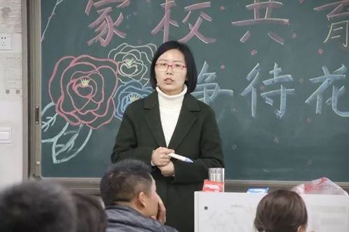 班主任和小学老师(小学老师班主任费多少)