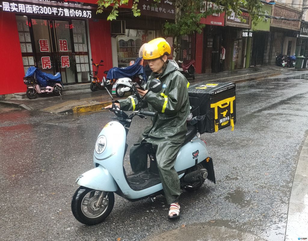 外卖员正在送餐(外卖员工资一般多少钱)