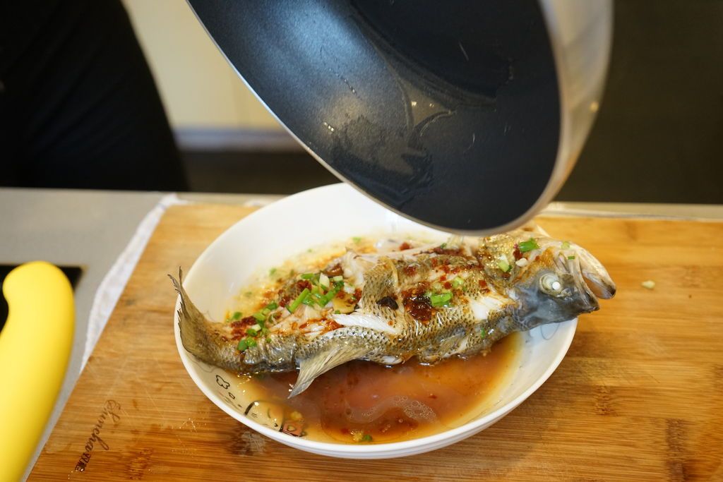 清蒸鲈鱼油太多(清蒸鲈鱼热油用什么油)