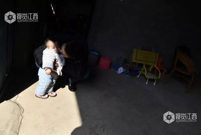 孩子看到父亲回家了(梦见死去的父亲回家了)