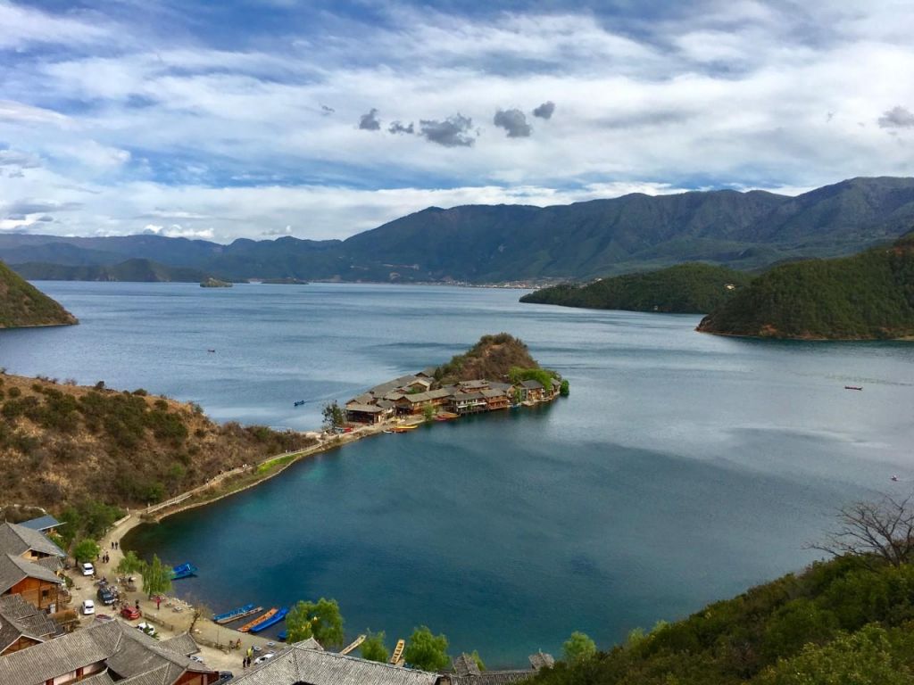 泸沽湖车站在哪里(泸沽湖篝火晚会在哪里)