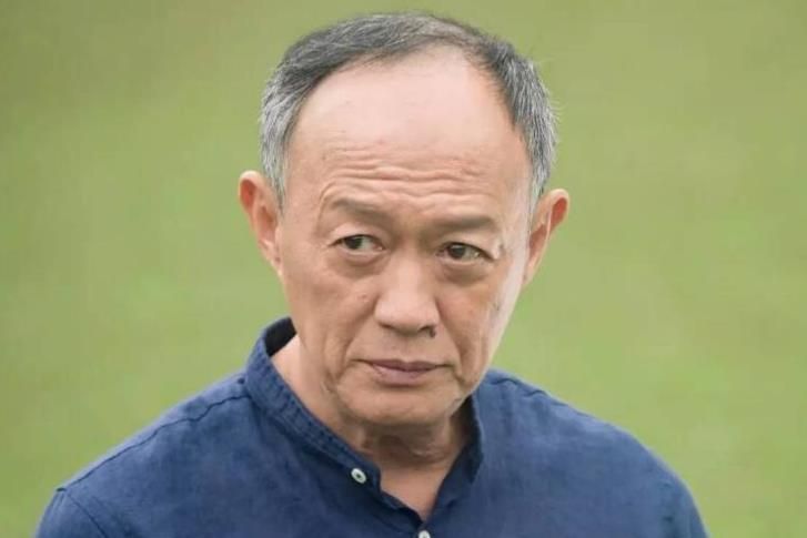 关于六十七岁的男性眼皮肿怎么回事的信息