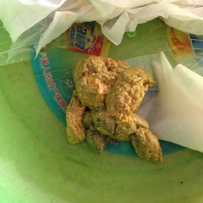 宝宝便便黄色带点绿色(三个月宝宝拉黄色果冻便便)