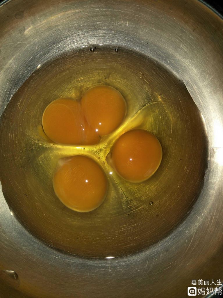 三个鸡蛋如何(三个鸡蛋如何用电饭煲做蛋糕)