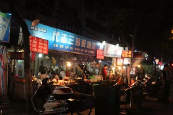 临夏小吃一条街在哪里(临夏回族小吃夜市在哪里)