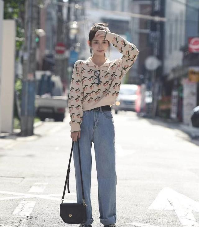 宽松的裤子和什么衣服搭配(上身宽松衣服应该搭配什么裤子)