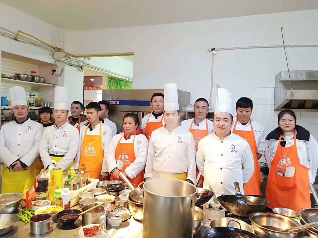 在哪个厨师学校学厨好(云南学厨师哪个学校最好)