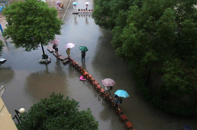 郑州暴雨湖北小伙泡水16小时救50多人的简单介绍