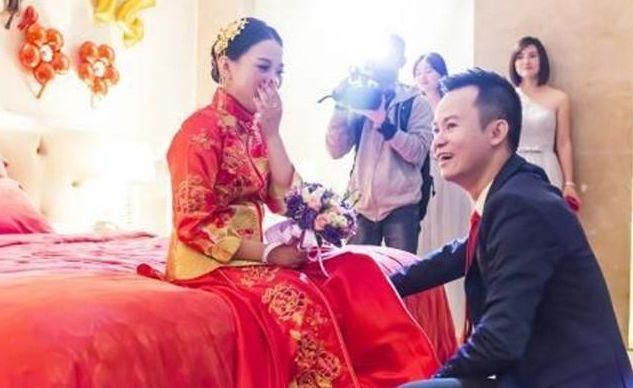 包含小伙婚礼送错红包当场抢回惊呆众人的词条