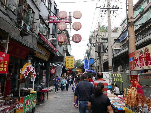 附近小吃一条街在哪里(附近的沙县小吃店在哪里)