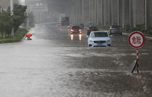 郑州暴雨图片视频(郑州暴雨视频是真的吗)