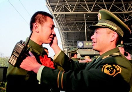 在车站送退伍军人(接退伍军人需要带什么)