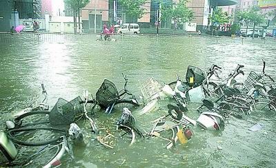 最近郑州暴雨(郑州为什么会下暴雨)