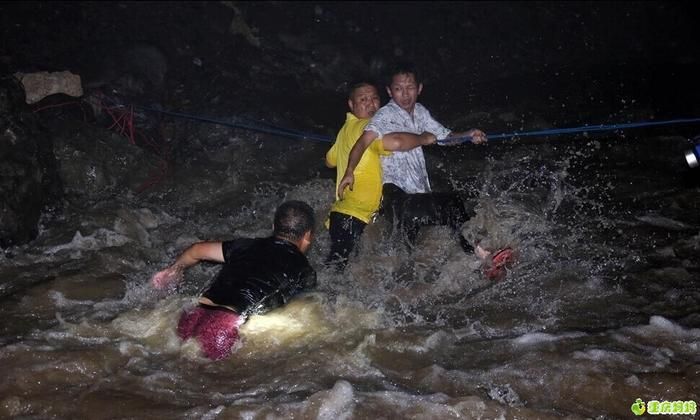 冰山峡谷山洪视频的简单介绍