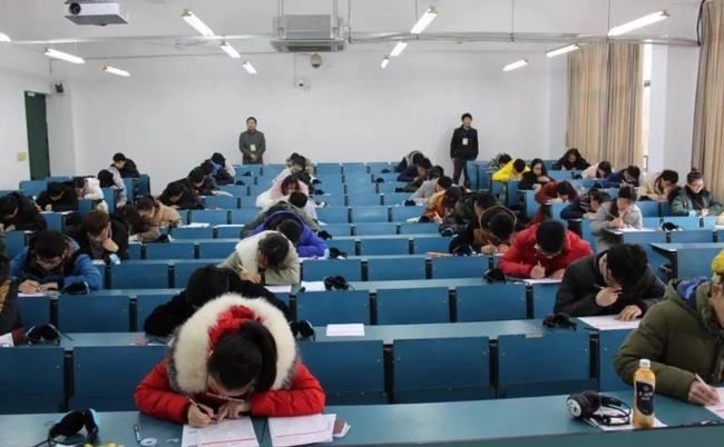 报考老师资格证的什么时候考试(幼儿园老师可以报考小学资格证考试吗)
