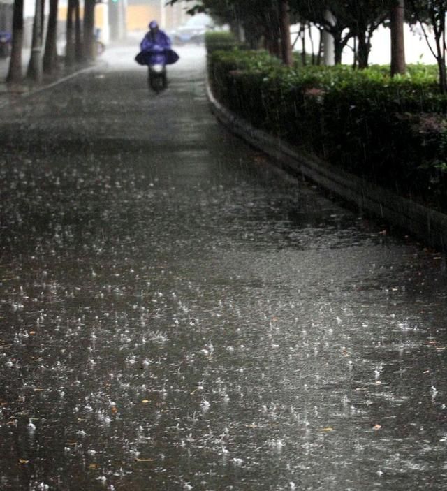 河南暴雨天气图片(河南暴雨加油的图片)