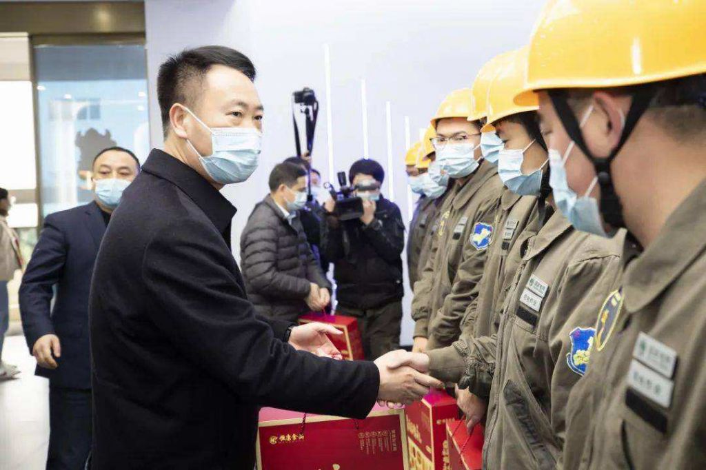 工作坚守在一线的工作人员(一线医护工作人员辛苦句子?)