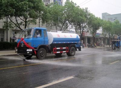 洒水车放在哪(5方洒水车哪里买便宜)