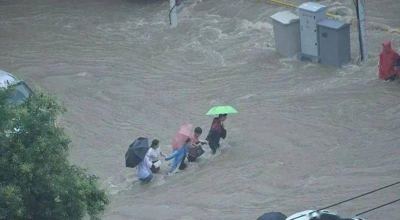 湖南郑州暴雨视频(河南郑州下暴雨视频)