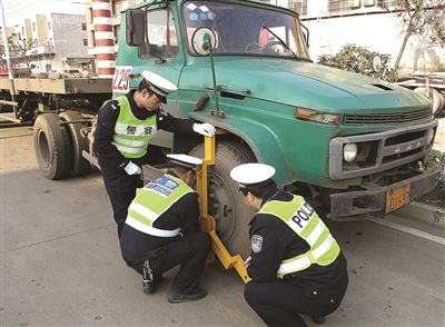 大货车与交警视频(交警被大货车压死视频)