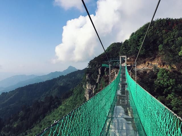 重庆有玻璃桥旅游景区在哪(浙江仙居玻璃桥旅游景区在哪里)
