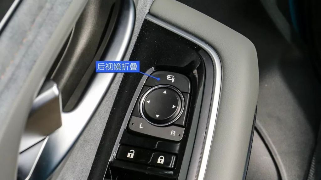 教练车后视镜按钮在哪(教练车后视镜按钮有几种)