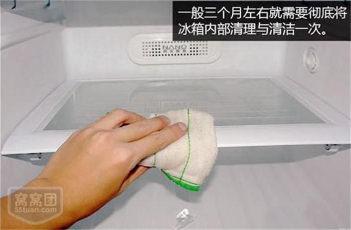 冰箱出水口在哪里配图(冰箱排水孔的水排到哪里)