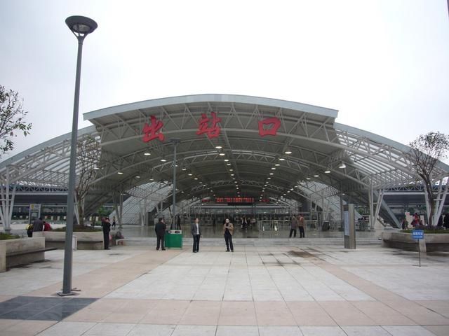 重庆坐动车在哪个广场(d630动车重庆哪个广场)