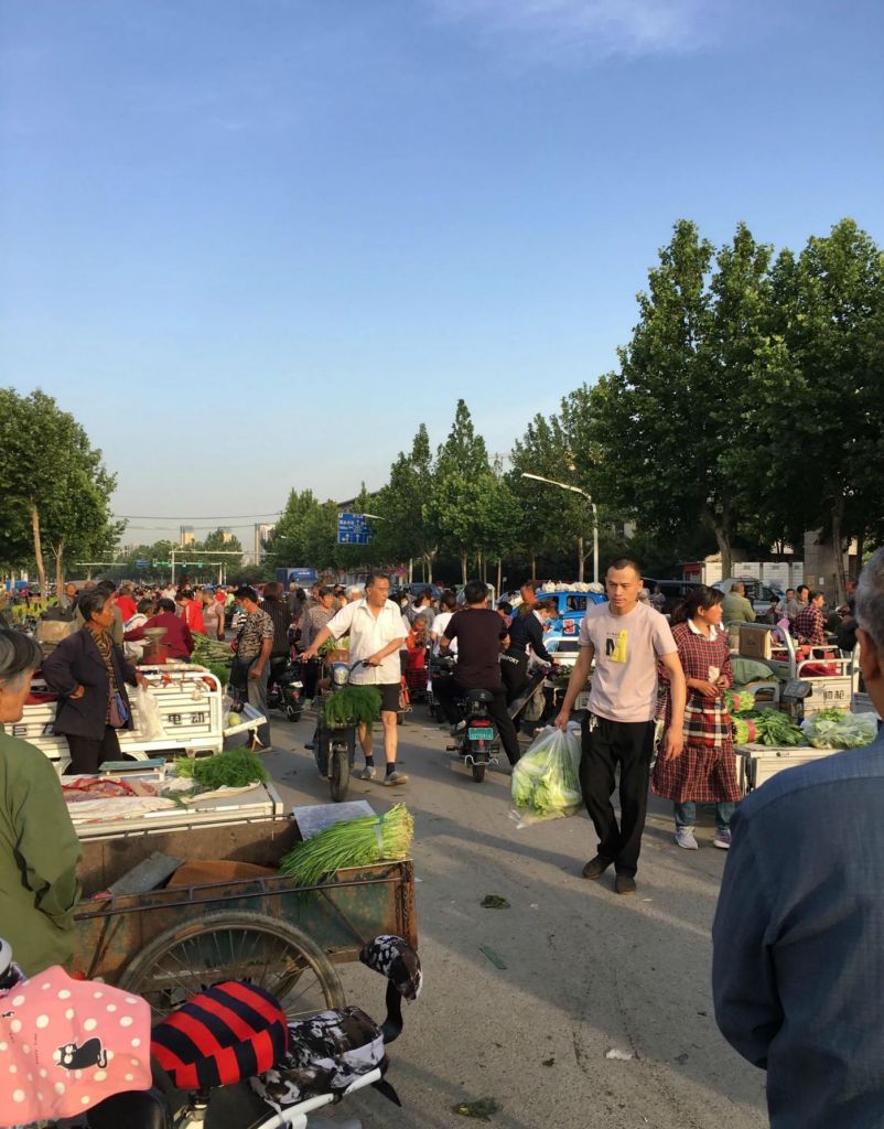 地摊经济在哪里摆摊(地摊经济在疫情期间对成都的)
