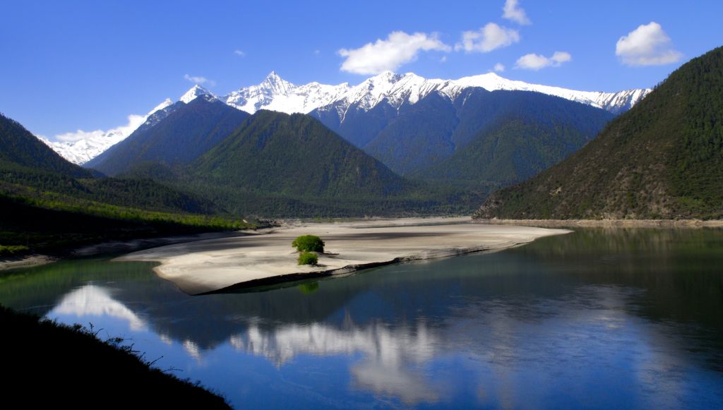 雅鲁藏布在哪里(雅鲁藏布大峡谷景点有哪些)