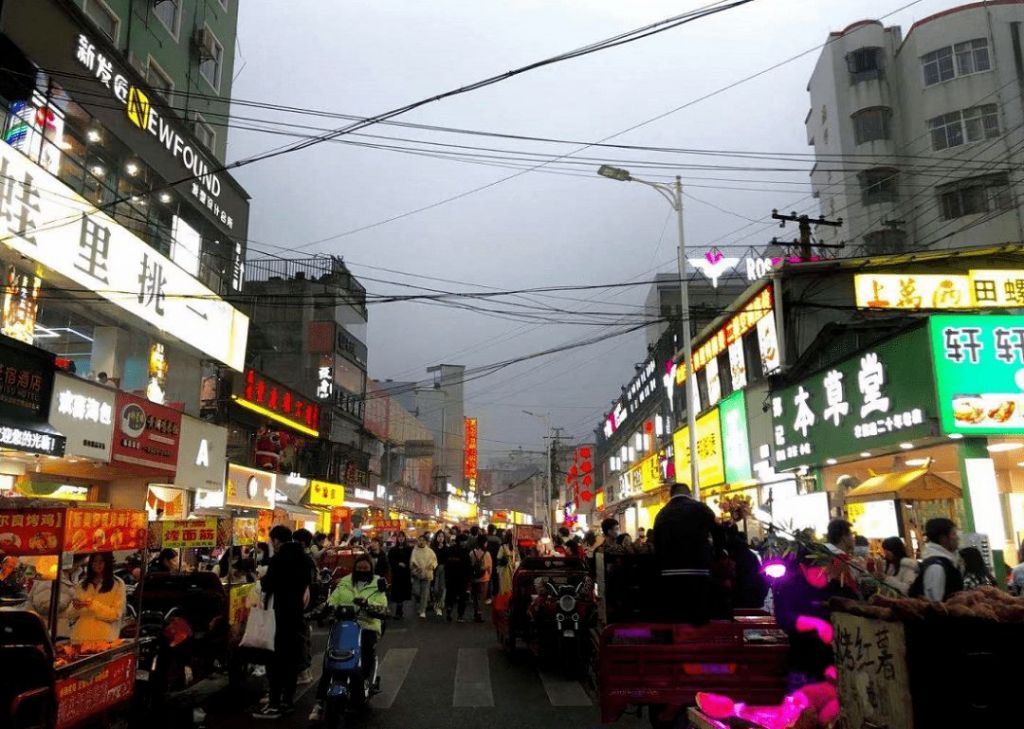 红旗大街夜市在哪(红旗街夜市在什么地方)