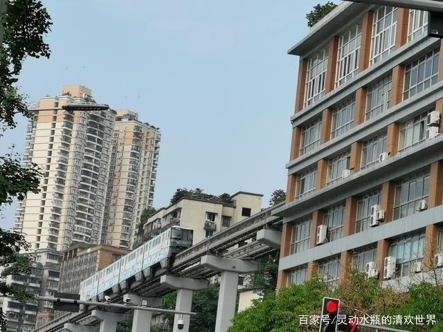 轻轨穿楼在哪个位置(长安轻轨站在哪个位置)