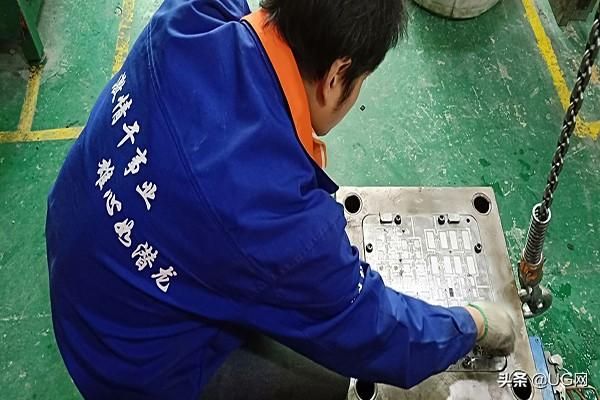 包含重庆塑胶模具厂在哪里的词条