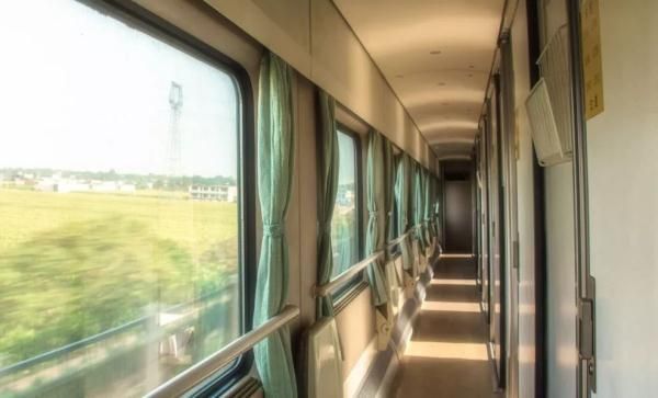 高铁座位插座在哪里(高铁哪些座位有插座)