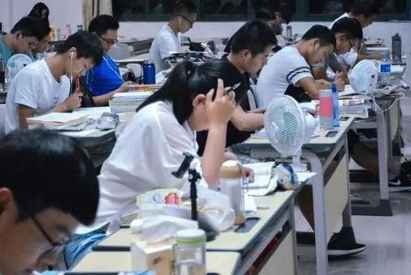 大学生毕业后档案在哪里(大学毕业生档案放哪里)