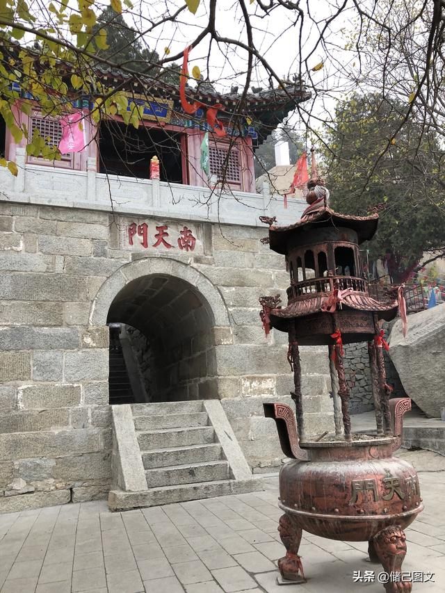 岱在哪里(呆在那里还是待在哪里)