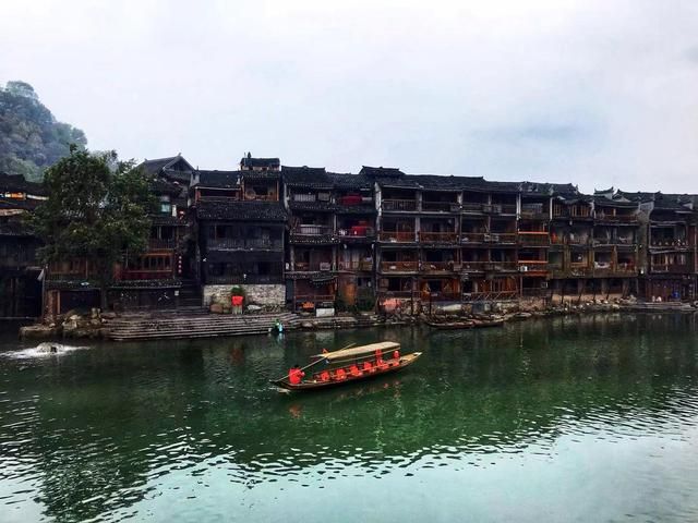 凤凰古镇在哪个城市(凤凰古镇在哪儿)