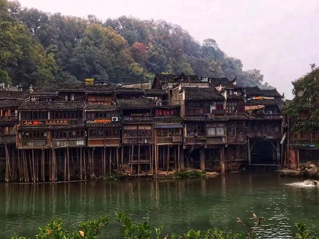 凤凰古镇在哪个城市(凤凰古镇在哪儿)