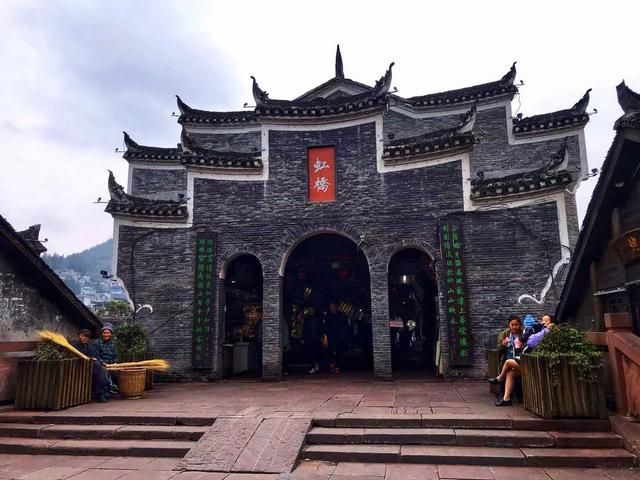 凤凰古镇在哪个城市(凤凰古镇在哪儿)
