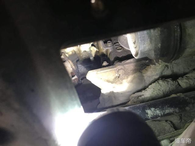 锐志油箱开关在哪里(06锐志油箱盖开关在哪里)