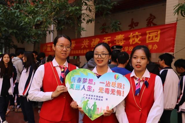佛山市现代商贸技工学校在哪里(佛山商贸技工学校图片)