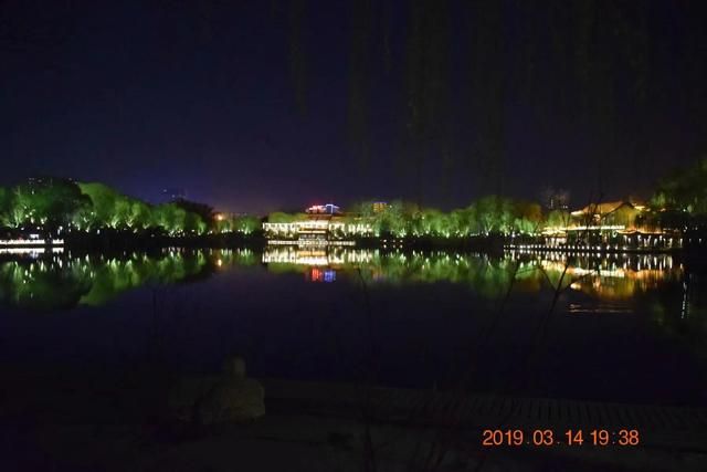 大名湖在哪里(大明湖畔趵突泉边)