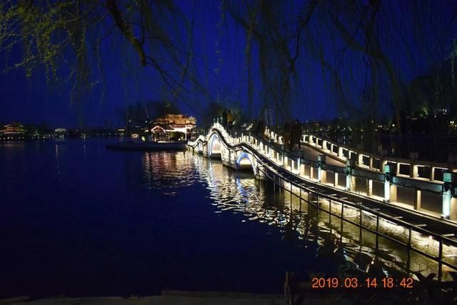 大名湖在哪里(大明湖畔趵突泉边)