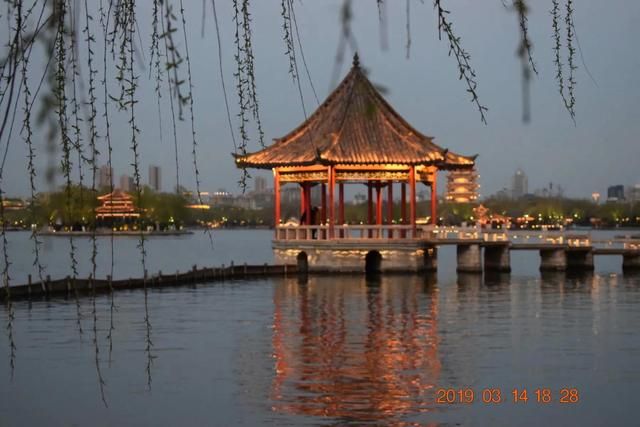 大名湖在哪里(大明湖畔趵突泉边)