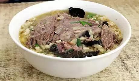 西安正宗的羊肉泡馍在哪(西安羊肉泡馍是哪家)