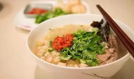 西安正宗的羊肉泡馍在哪(西安羊肉泡馍是哪家)
