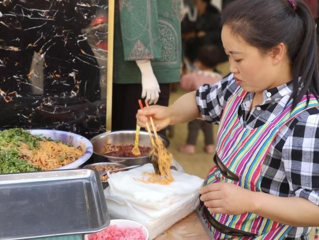 织金美食一条街在哪里(西安美食一条街在哪里)