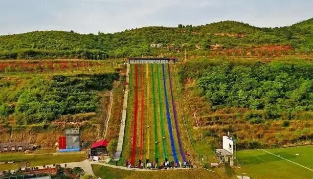 武功山滑草场在哪里(武功山滑草场打卡朋友圈)