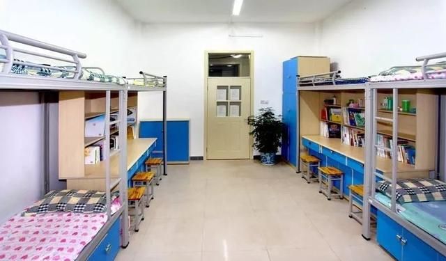 重庆杨家坪中学高中部(杨家坪中学高中部怎么坐车)