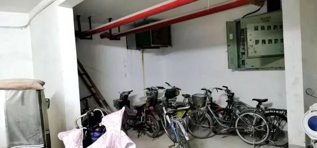 电动车的充电口在哪里(雅迪电动车的充电口在哪里)